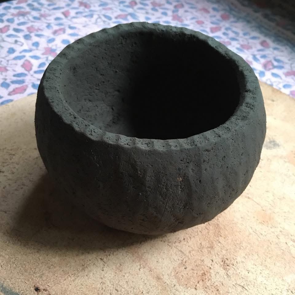 o2pine's tweet photo. 石器づくりは引き算、土器づくりは足し算、その時代のモノづくり思考は正反対。そこで石器の引き算方式(やり直しが出来ない作り方)で土器を作ってみた。なんのことはない、生乾きのうちに削って成形するだけだが。因みに、素焼きは小屋の薪ストーブで。 https://t.co/Ix6t3iMIlB