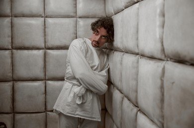 JSanchezTorron's tweet photo. La Moral de Estado del credo progresista nos ha convencido de que:

1) Un embrión en el claustro materno es un quiste extirpable. También puede ser una bendición digna de protección. Son opciones que dependen de la autonomía y voluntad libre de su madre.

2) Una mujer es un hombre si quiere serlo, un hombre es una mujer si quiere serlo.

3) Hemos de abrir nuestras fronteras, los seres humanos son aves migratorias con derecho a posarse y ser acogidas donde decidan.

Conclusión provisional, a falta de explorar otros aspectos del credo: 

Un manicomio de corrupción moral, disolución de la comunidad política y exaltación del crimen, rodeado de reaccionarios que se resisten a entrar.