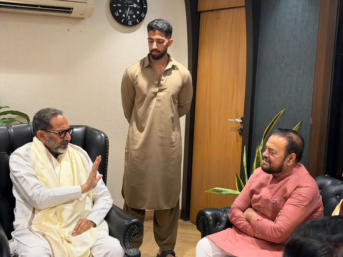 abuasimazmi's tweet photo. समाजवादी पार्टी के स्थापना दिवस के अवसर पर 4 अक्टूबर को,  आयोजित होने वाल�� 'प्रतिज्ञा सम्मेलन' में शामिल होने के लिए मुंबई पहुंचे सपा के राष्ट्रीय प्रवक्ता श्री राजकुमार भाटी जी का मुंबई में हार्दिक स्वागत एवं अभिनंदन है।

साथ ही, इस कार्यक्रम के आयोजन में जुटे प्रदेश सचिव श्री रामपाल सिंह सैनी जी एवं मुंबई और महाराष्ट्र के सभी पदाधिकारियों का भी हार्दिक स्वागत एवं शुभकामनाएं।

आइए, एकजुट होकर समाजवादी विचारधारा, संविधान और सामाजिक न्याय के संकल्प को और मजबूत बनाएं।

#SamajwadiParty #AkhileshYadav #RajkumarBhati #AbuAsimAzmi #FoundationDay #Mumbai