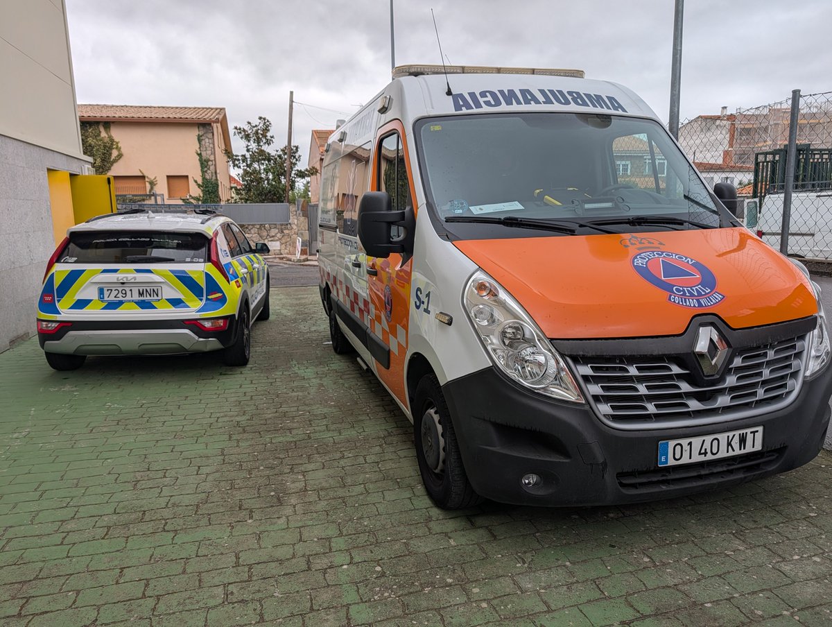 EmergenciaCV's tweet photo. Hoy es el Día de la Policía, y queremos dar nuestra mayor enhorabuena y felicitación a nuestros compañeros de @PoliciaVillalba por el gran trabajo diario que realizan, un auténtico honor poder colaborar con ellos en las emergencias del municipio.

Para garantizar una celebración segura, hemos desplegado siete componentes, incluyendo tres técnicos sanitarios, con ambulancia SVB y vehículo cardioprotegido, en los actos realizados en el Pabellón de Los Negrales.

Y nuestro agradecimiento también por el Diploma de Mérito a la Colaboración con la Policía Local entregado al Coordinador de Emergencias y Protección Civil de Collado Villalba.

#MunicipioSeguro ✅