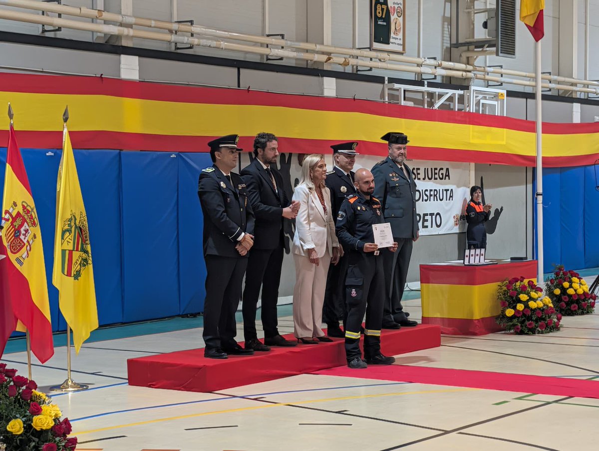 EmergenciaCV's tweet photo. Hoy es el Día de la Policía, y queremos dar nuestra mayor enhorabuena y felicitación a nuestros compañeros de @PoliciaVillalba por el gran trabajo diario que realizan, un auténtico honor poder colaborar con ellos en las emergencias del municipio.

Para garantizar una celebración segura, hemos desplegado siete componentes, incluyendo tres técnicos sanitarios, con ambulancia SVB y vehículo cardioprotegido, en los actos realizados en el Pabellón de Los Negrales.

Y nuestro agradecimiento también por el Diploma de Mérito a la Colaboración con la Policía Local entregado al Coordinador de Emergencias y Protección Civil de Collado Villalba.

#MunicipioSeguro ✅