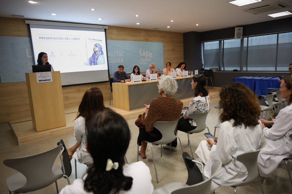 HospitalLaFe's tweet photo. El @HospitalLaFe ha acogido la presentación del libro Ya y para siempre. Memoria viva de Jorge Ribera Sempere.
La familia ha donado ejemplares a la Biblioteca y al S. de Hematología en agradecimiento a la atención recibida durante la enfermedad del joven
https://t.co/ouIf76yhAL https://t.co/RzlJAdtVAb