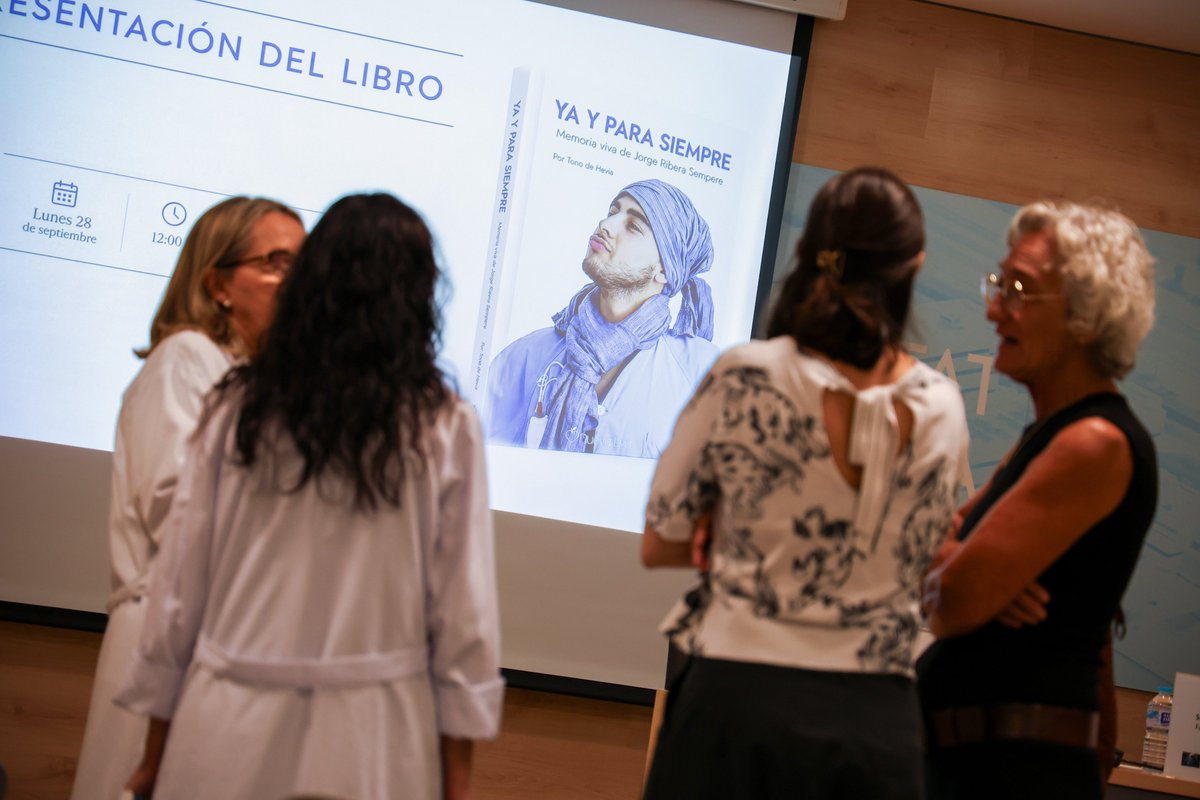 HospitalLaFe's tweet photo. El @HospitalLaFe ha acogido la presentación del libro Ya y para siempre. Memoria viva de Jorge Ribera Sempere.
La familia ha donado ejemplares a la Biblioteca y al S. de Hematología en agradecimiento a la atención recibida durante la enfermedad del joven
https://t.co/ouIf76yhAL https://t.co/RzlJAdtVAb