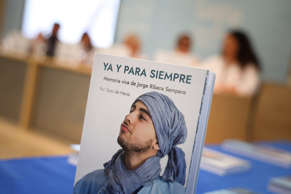 HospitalLaFe's tweet photo. El @HospitalLaFe ha acogido la presentación del libro Ya y para siempre. Memoria viva de Jorge Ribera Sempere.
La familia ha donado ejemplares a la Biblioteca y al S. de Hematología en agradecimiento a la atención recibida durante la enfermedad del joven
https://t.co/ouIf76yhAL https://t.co/RzlJAdtVAb