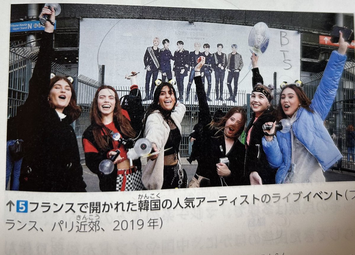 BORABORA0924's tweet photo. 中1娘と一緒に中間テストの勉強中〜📖
バンタン見つけたー💜
アップにしてじっくり観察、、、
4人のジミンぺンさん達🐣 https://t.co/7uSJVXQYan