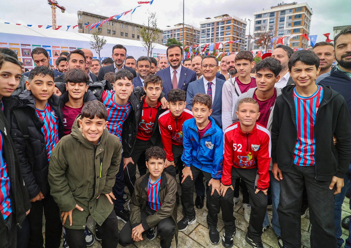abdullahozdemir's tweet photo. Bağcılar’da bir hayalle başlayan Kitap Fuarımız; bugüne kadar 1,5 milyondan fazla kitapseveri, yüzlerce yazarı ve binlerce kitabı Bağcılar Meydanı’nda buluşturdu.

Her yıl büyüyen ve gelenekselleşen bu güzel buluşmanın 5’incisinin Bağcılar’ımıza ve İstanbul’umuza hayırlı olmasını diliyorum.

Bu kıymetli organizasyonu daha da büyüterek geleceğe taşıyan Belediye Başkanımız Sayın @yasinyildizbb ’a ve emeği geçen herkese teşekkür ediyorum.