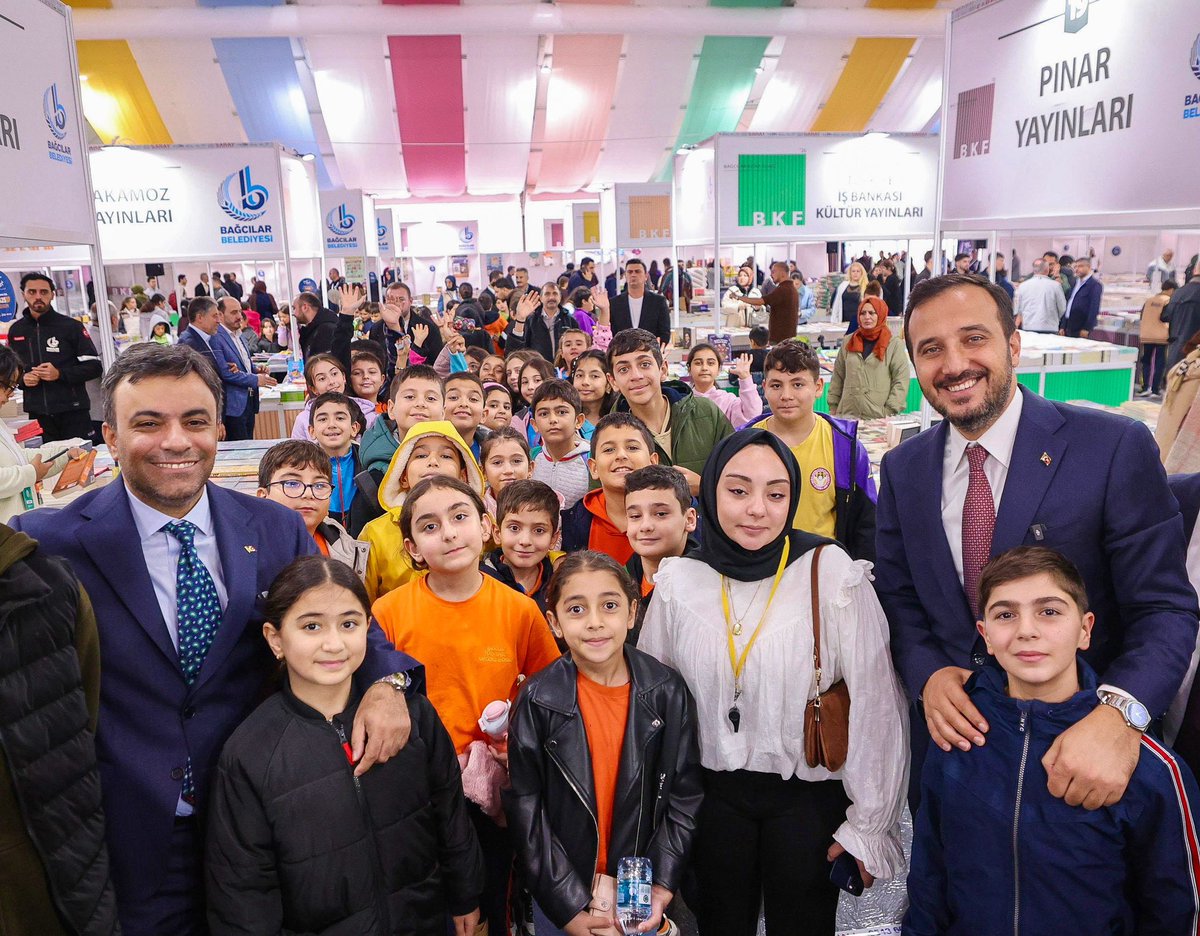 abdullahozdemir's tweet photo. Bağcılar’da bir hayalle başlayan Kitap Fuarımız; bugüne kadar 1,5 milyondan fazla kitapseveri, yüzlerce yazarı ve binlerce kitabı Bağcılar Meydanı’nda buluşturdu.

Her yıl büyüyen ve gelenekselleşen bu güzel buluşmanın 5’incisinin Bağcılar’ımıza ve İstanbul’umuza hayırlı olmasını diliyorum.

Bu kıymetli organizasyonu daha da büyüterek geleceğe taşıyan Belediye Başkanımız Sayın @yasinyildizbb ’a ve emeği geçen herkese teşekkür ediyorum.