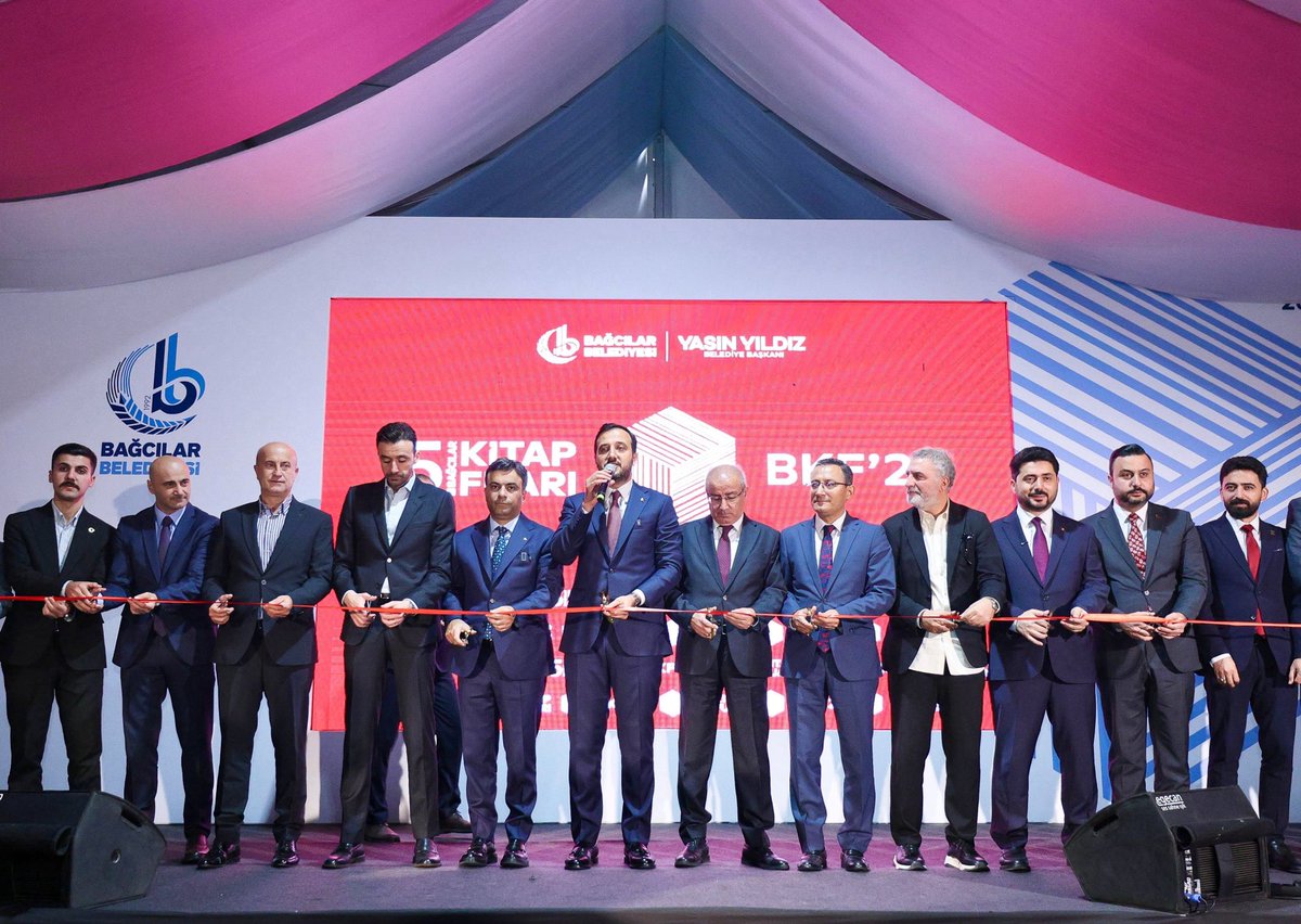 abdullahozdemir's tweet photo. Bağcılar’da bir hayalle başlayan Kitap Fuarımız; bugüne kadar 1,5 milyondan fazla kitapseveri, yüzlerce yazarı ve binlerce kitabı Bağcılar Meydanı’nda buluşturdu.

Her yıl büyüyen ve gelenekselleşen bu güzel buluşmanın 5’incisinin Bağcılar’ımıza ve İstanbul’umuza hayırlı olmasını diliyorum.

Bu kıymetli organizasyonu daha da büyüterek geleceğe taşıyan Belediye Başkanımız Sayın @yasinyildizbb ’a ve emeği geçen herkese teşekkür ediyorum.
