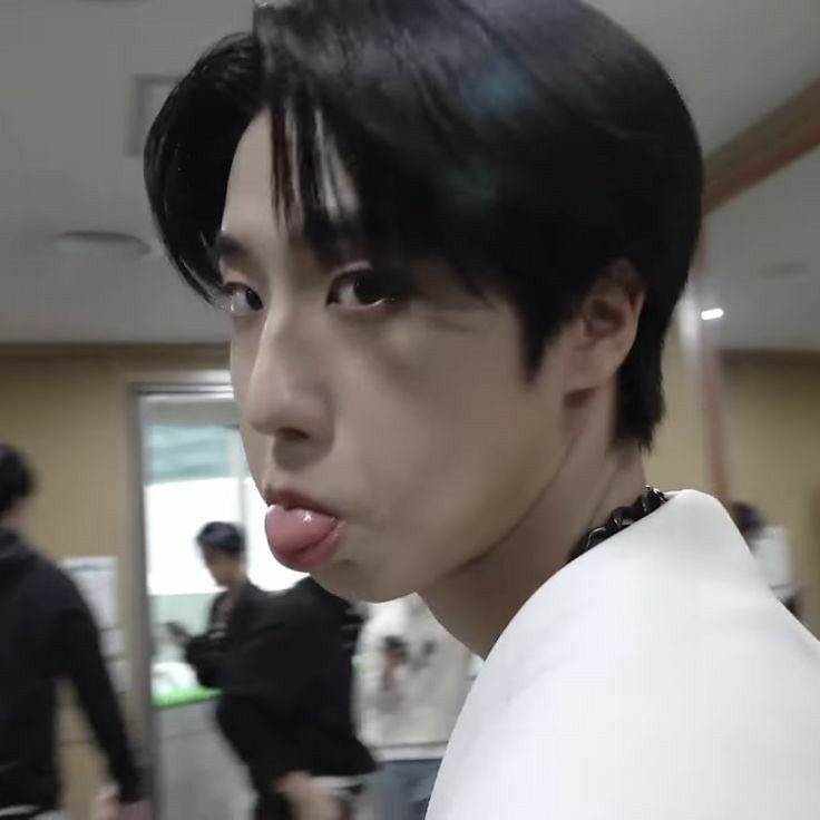 jinniesungie_'s tweet photo. blep 𐔌՞. .՞𐦯 https://t.co/6fEWGPsOAq