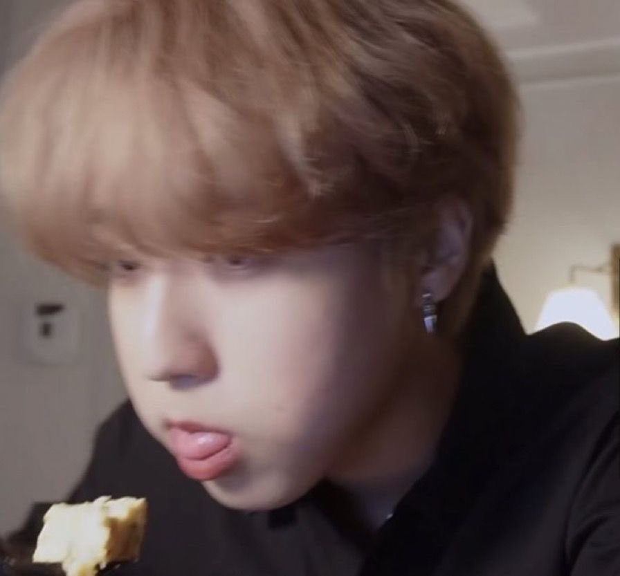 jinniesungie_'s tweet photo. blep 𐔌՞. .՞𐦯 https://t.co/6fEWGPsOAq