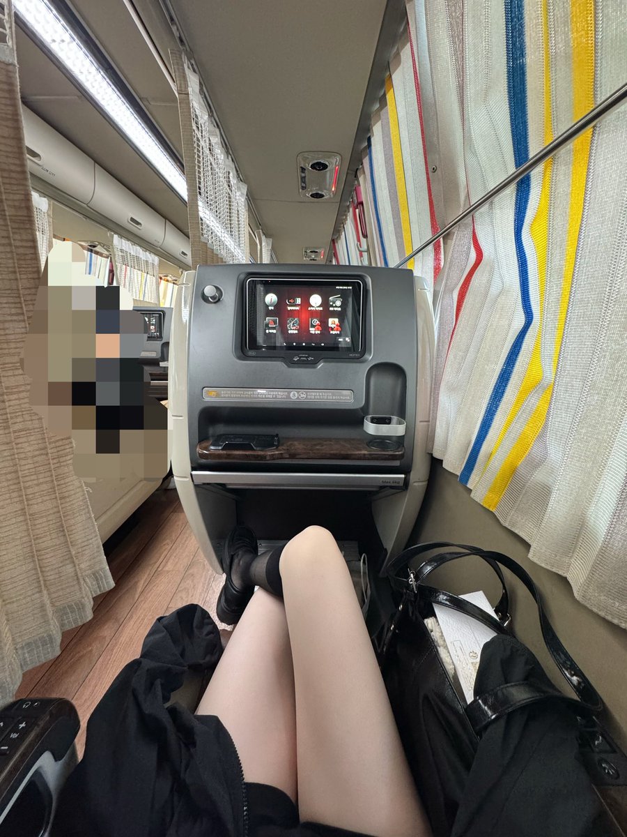 ririno33w's tweet photo. プレミアムバスに乗ると横になって行けるから楽 https://t.co/F9w4i6JI3I