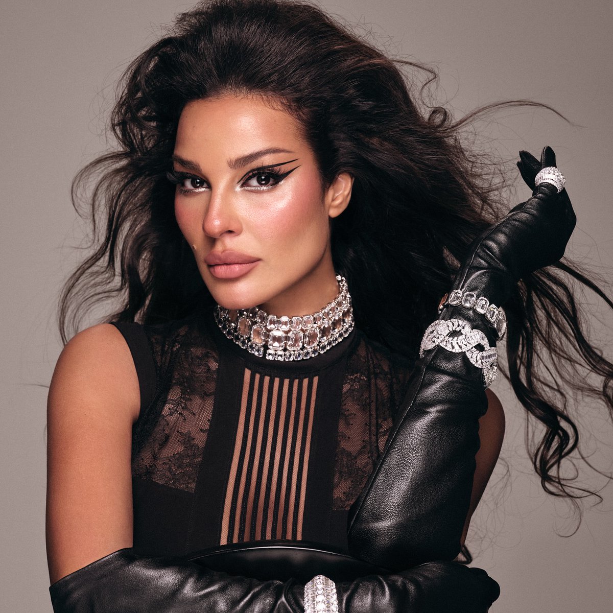 sayidatynet's tweet photo. بين الأصالة الكلاسيكية والعصرية الجريئة... تتألق النجمة #نادين_نسيب_نجيم بأسلوب استثنائي في اختيار وتنسيق مجوهراتها، من التشوكرات الذهبية إلى العقود الألماسية ذات الطابع الملكي
للتفاصيل: https://t.co/pLRJg7YxDn
@nadinenjeim https://t.co/mkwtWjoDHB