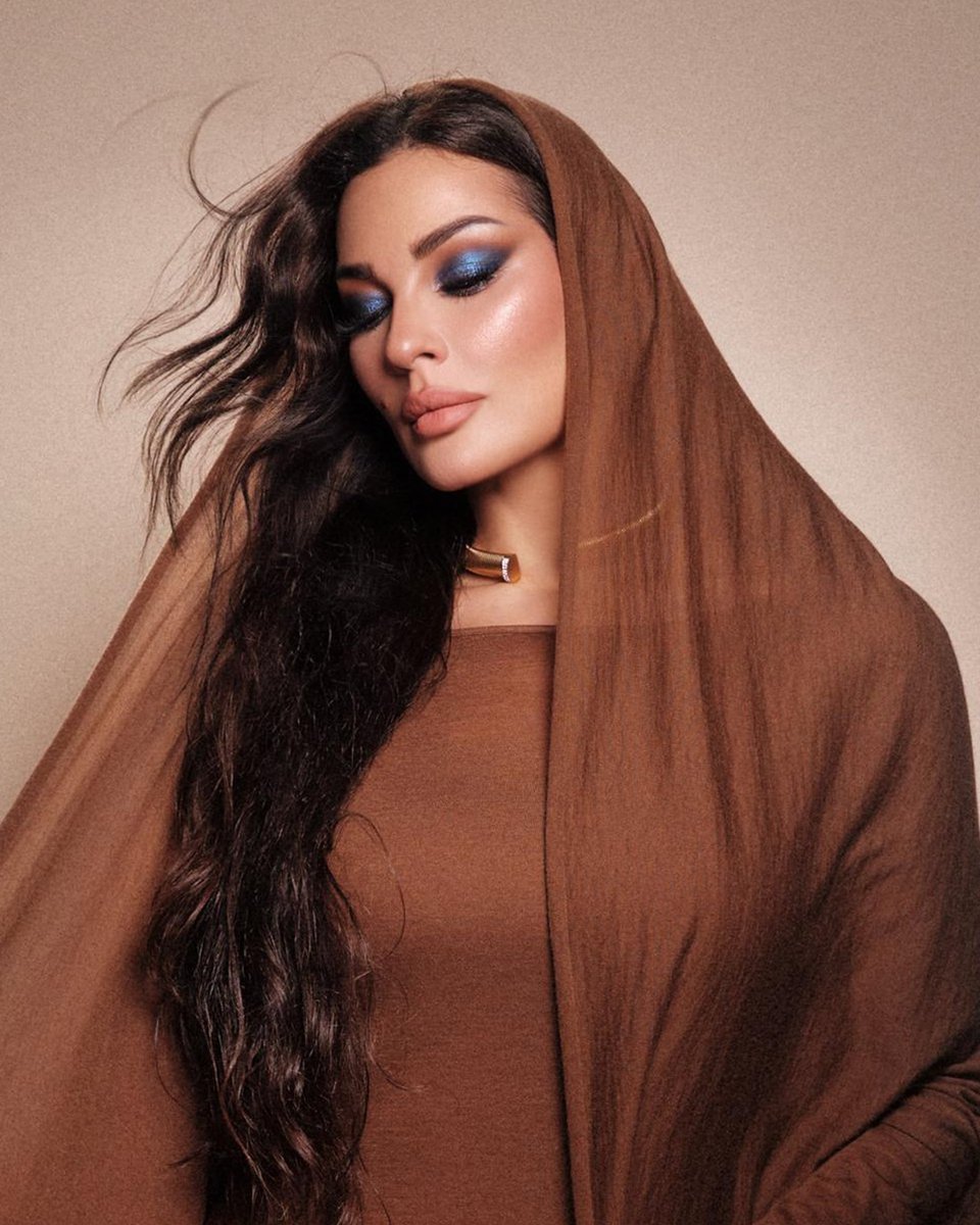 sayidatynet's tweet photo. بين الأصالة الكلاسيكية والعصرية الجريئة... تتألق النجمة #نادين_نسيب_نجيم بأسلوب استثنائي في اختيار وتنسيق مجوهراتها، من التشوكرات الذهبية إلى العقود الألماسية ذات الطابع الملكي
للتفاصيل: https://t.co/pLRJg7YxDn
@nadinenjeim https://t.co/mkwtWjoDHB