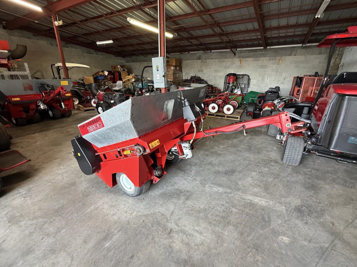 turfnet's tweet photo. 2016 Toro 2500 Top dresser dlvr.​it/TVlDr6 https://t.co/s35nCEdER5