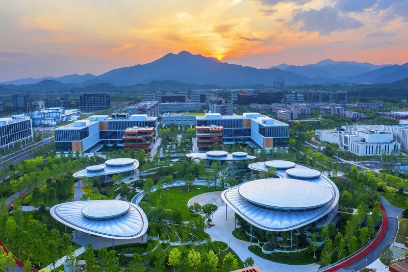 touch_beijing's tweet photo. During China’s 15th #FiveYearPlan period (2026–2030), Beijing’s Huairou District will focus on #basicresearch and original #innovation to develop national level strategic sci-tech resources. 30 sci-tech #infrastructure projects are planned in the district for this period. https://t.co/gzFdOQNGVl