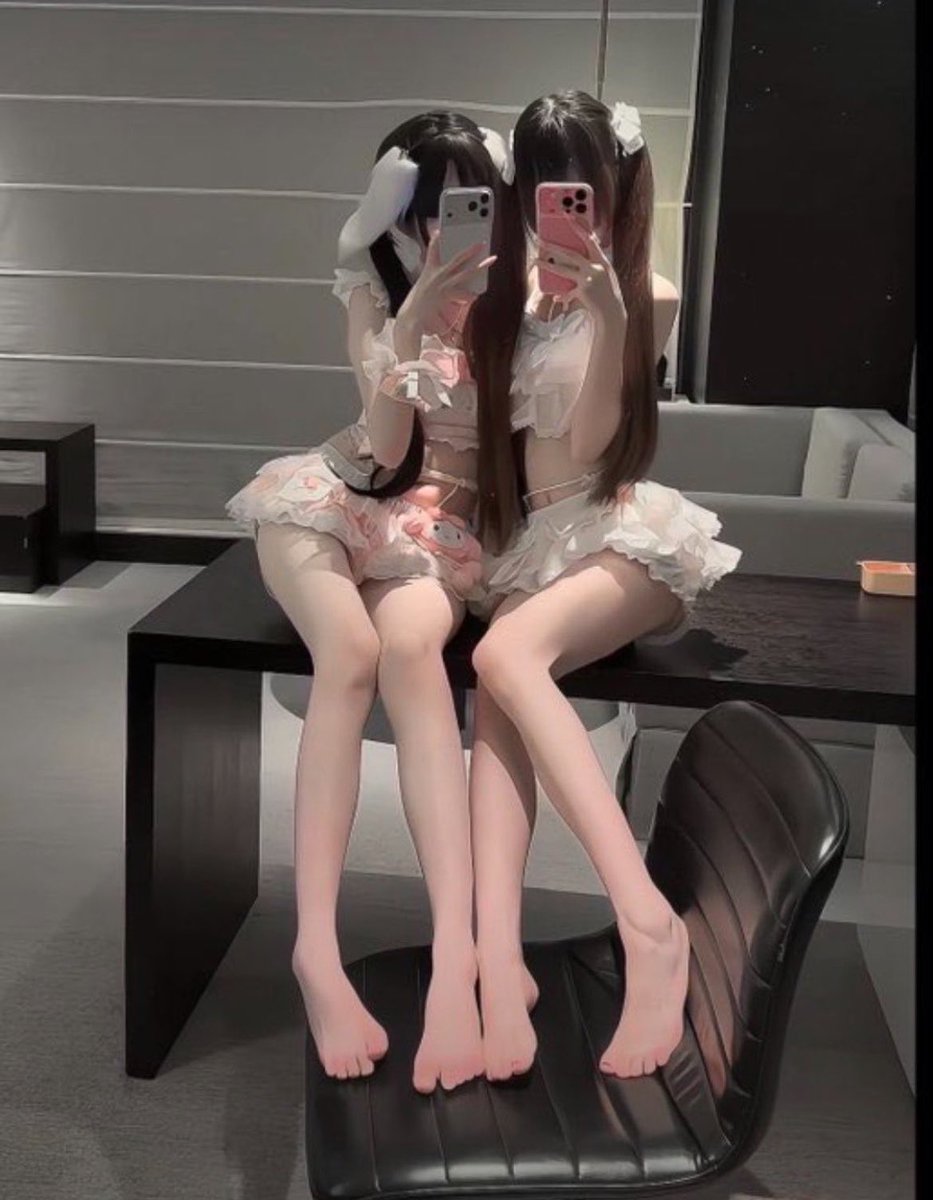 donna12hy4's tweet photo. 假期进度中 无🚪

谁要锐评我和闺蜜18岁的福吗？

赶紧看，看完我就要删了… https://t.co/QuU6cWuXnU