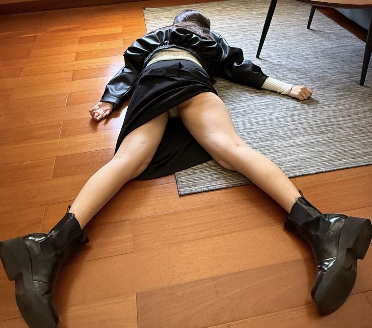 Mimicatpabd's tweet photo. 原本很甜美的女友喝醉后直接往前趴倒在地上，开叉长裙也挡不住内裤被别人看到 #分享女友 #绿帽 #战败 #寝取 https://t.co/YTHwMQjKu0