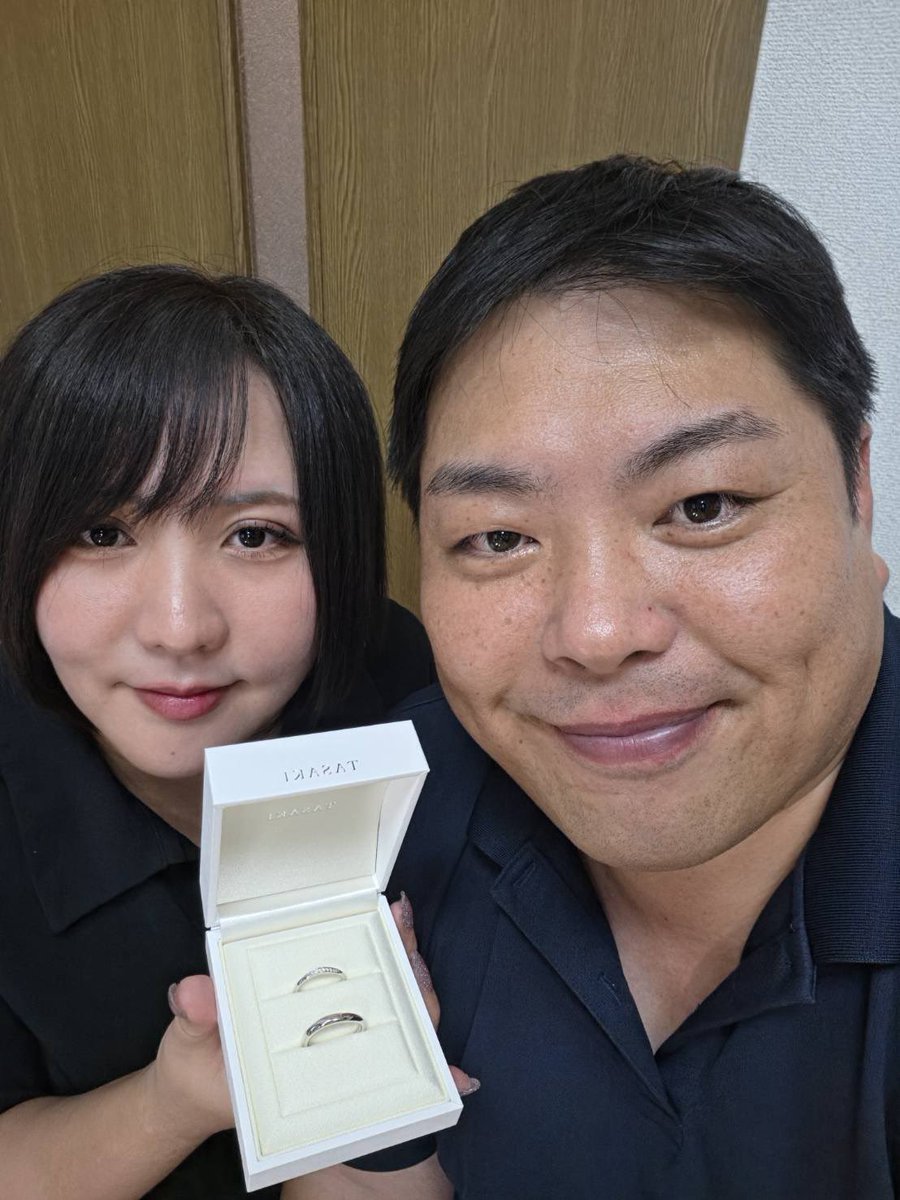 hezuruy's tweet photo. 遂にこの日が。
僕たち夫婦は結婚して3年間ずっと1500円の婚約指輪を付けていました。
当時は借金だらけでその日生活をするのもやっとの状況でした。
迷惑系YouTuberから更生させてくれたのは妻です。
「もう指輪はいいよ」とずっと言ってくれていましたがそうはいきません。
実は指輪を買う為に裏で3年間黙って貯金をしていました。
昨日、サプライズでHWに連れて行きましたが「今の身分を考えろ」「政治家やろ」と怒られました。
その後たくさんお店を周り最終的にタサキの指輪を購入しました。
妻が泣きながらありがとうと言ってくれて自分ももらい泣きしました。
この人を裏切ることは絶対にありません。
いつもありがとう。
これからもよろしくお願いします。