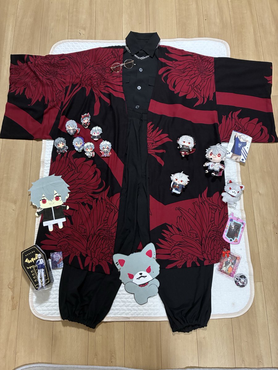 NN_8251's tweet photo. 🩸#葛葉ブラッディコーデ 🩸

親子で葛葉のライブ参戦🖤❤️
4歳息子も一緒に赤×黒で全力ブラッティ！！

この日のために組んだ参戦服、めちゃくちゃお気に入り🦇
親子で家から最高の時間を過ごさせていただきます👑 https://t.co/UOThsWveGD
