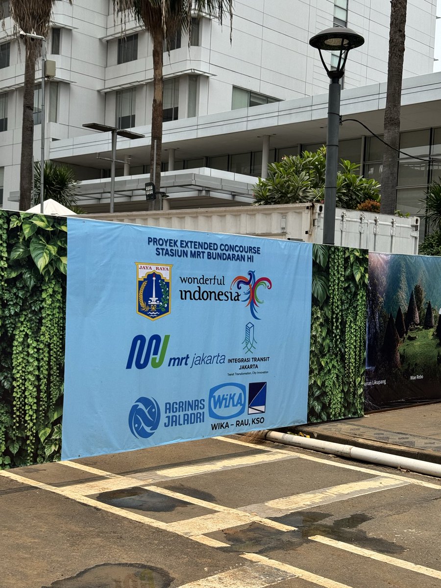 adriansyahyasin's tweet photo. Warna yang sangat menarik untuk dijadikan pagar proyek https://t.co/kXl5x2cUcM