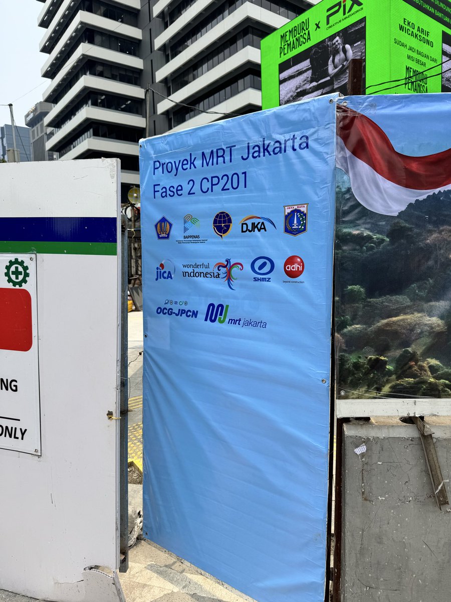 adriansyahyasin's tweet photo. Warna yang sangat menarik untuk dijadikan pagar proyek https://t.co/kXl5x2cUcM