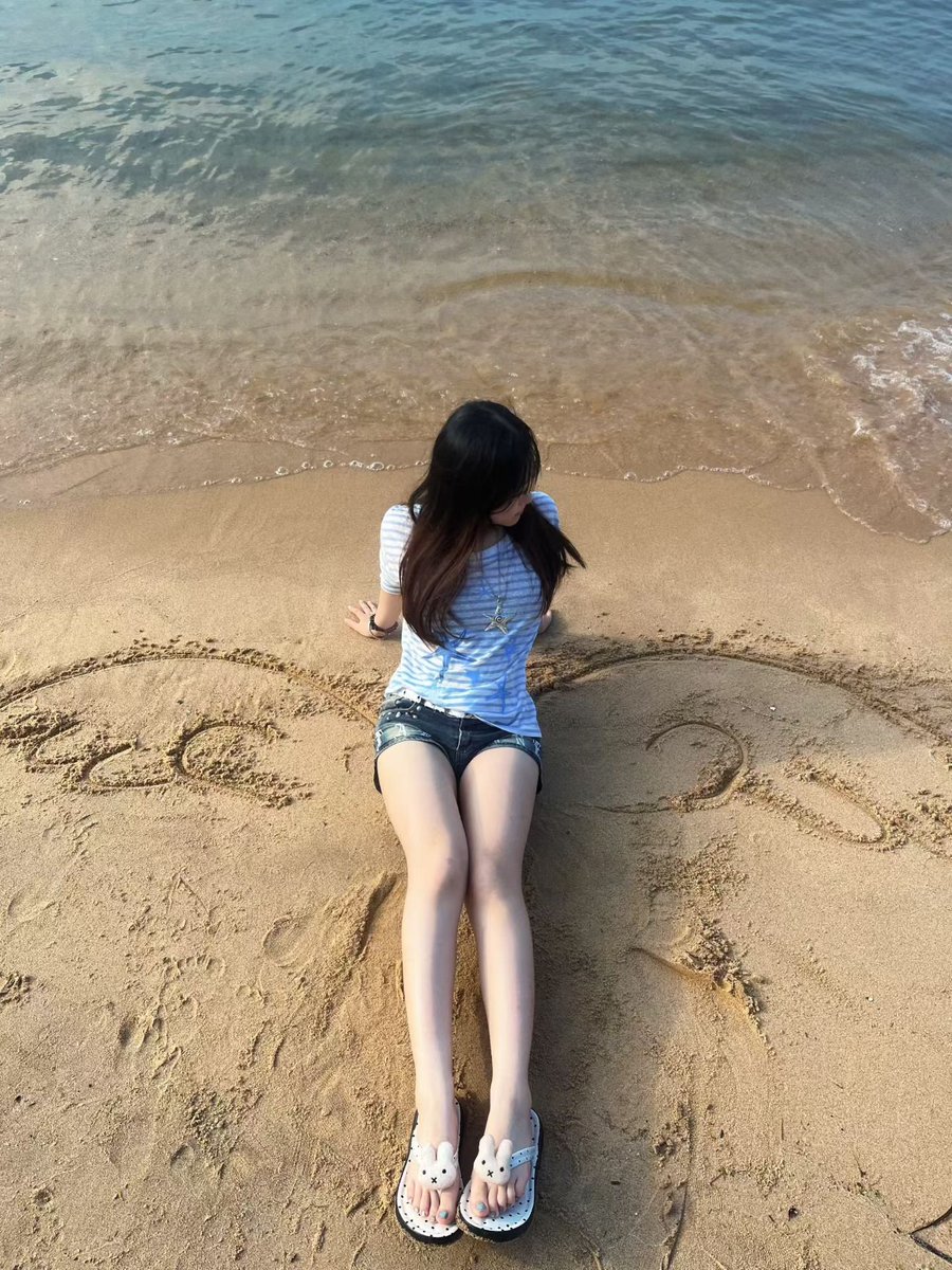 aoe857's tweet photo. 我发现光脚踩在沙滩上就会很快乐 https://t.co/aa5Sbmd7VY