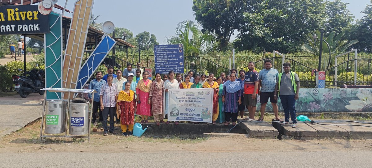 nac_aska1's tweet photo. Plantation Drive "Ek Ped Maa Ke Naam Par" at Kalinga Road infront of Samart Park on the occassion  of Swachh Bharat Diwas-2026 at Asika Municipality.
#SHS2026
@swachhbharat 
@SwachhBharatGov 
@HUDDeptOdisha 
@MoHUA_India 
@Ganjam_Admin https://t.co/bA8RLLHXmv