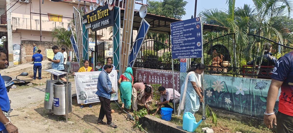 nac_aska1's tweet photo. Plantation Drive "Ek Ped Maa Ke Naam Par" at Kalinga Road infront of Samart Park on the occassion  of Swachh Bharat Diwas-2026 at Asika Municipality.
#SHS2026
@swachhbharat 
@SwachhBharatGov 
@HUDDeptOdisha 
@MoHUA_India 
@Ganjam_Admin https://t.co/bA8RLLHXmv