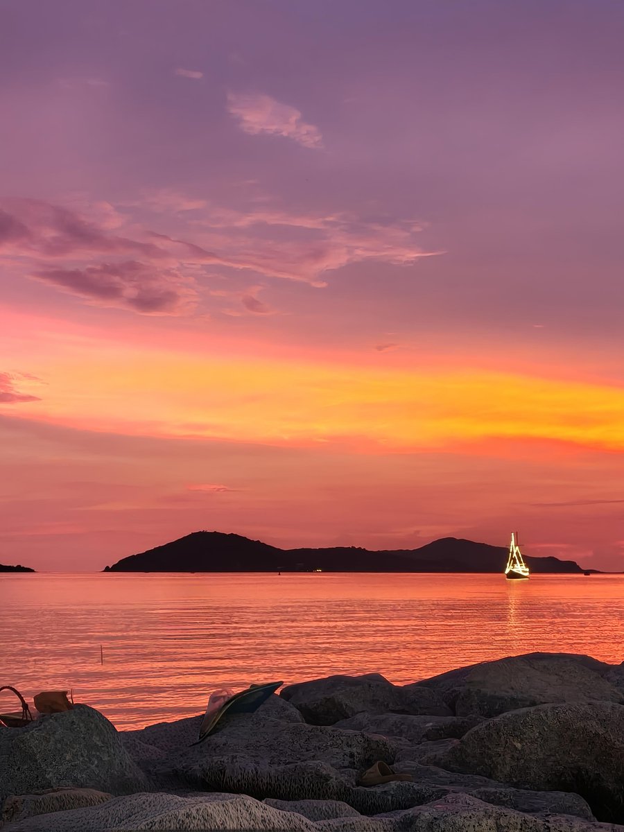 diseraviterossa's tweet photo. ยามเย็น 🌄 https://t.co/F6SVVPw7iW