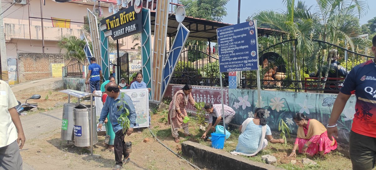 nac_aska1's tweet photo. Plantation Drive "Ek Ped Maa Ke Naam Par" at Kalinga Road infront of Samart Park on the occassion  of Swachh Bharat Diwas-2026 at Asika Municipality.
#SHS2026
@swachhbharat 
@SwachhBharatGov 
@HUDDeptOdisha 
@MoHUA_India 
@Ganjam_Admin https://t.co/bA8RLLHXmv