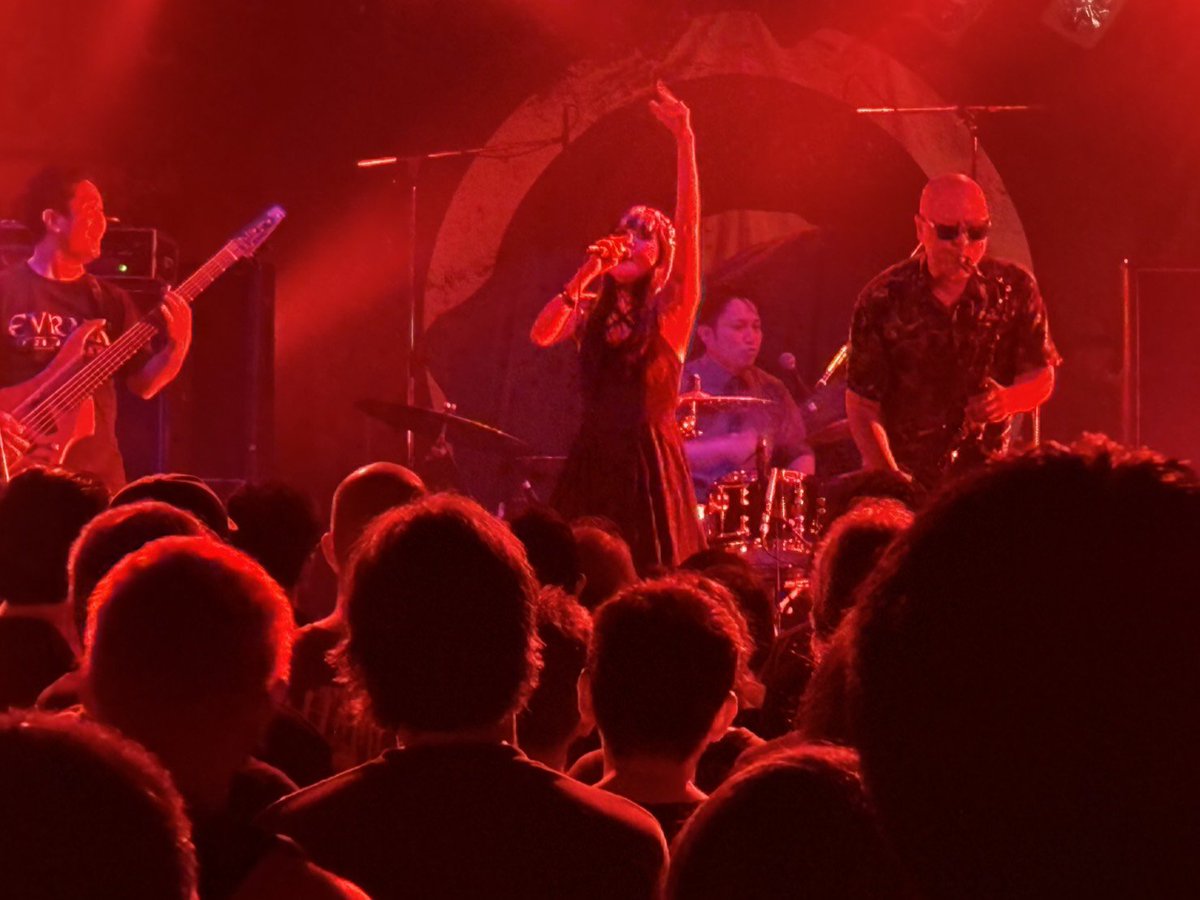 evilucifer1969's tweet photo. 昨夜はKatatonia来日公演@渋谷クアトロへ。お目当てはゲストのEvraak！音圧が高く(特にバスドラ)いつにも増して迫力が凄かった。瀬尾さんのいでたち、笑顔連発のハヤヲさん、とっても素敵だったなぁ。いつもの事だが涙腺が緩むほど感動。この素晴らしきバンドと同時代を生きている幸運に感謝しかない。 https://t.co/ltPHDqrFOY