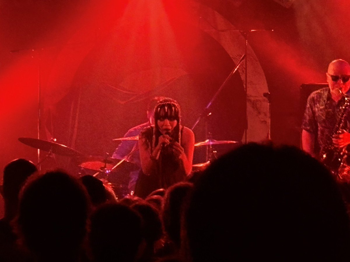 evilucifer1969's tweet photo. 昨夜はKatatonia来日公演@渋谷クアトロへ。お目当てはゲストのEvraak！音圧が高く(特にバスドラ)いつにも増して迫力が凄かった。瀬尾さんのいでたち、笑顔連発のハヤヲさん、とっても素敵だったなぁ。いつもの事だが涙腺が緩むほど感動。この素晴らしきバンドと同時代を生きている幸運に感謝しかない。 https://t.co/ltPHDqrFOY