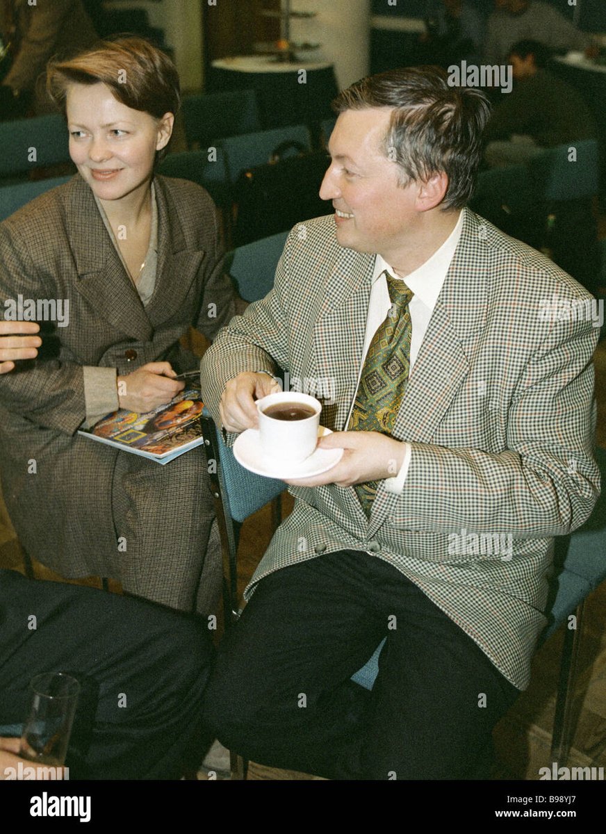 carpovmonoxide's tweet photo. kar’s geryish green outfit color code around the nineties (which matches his eye color :))) https://t.co/m1VPGsvOcX