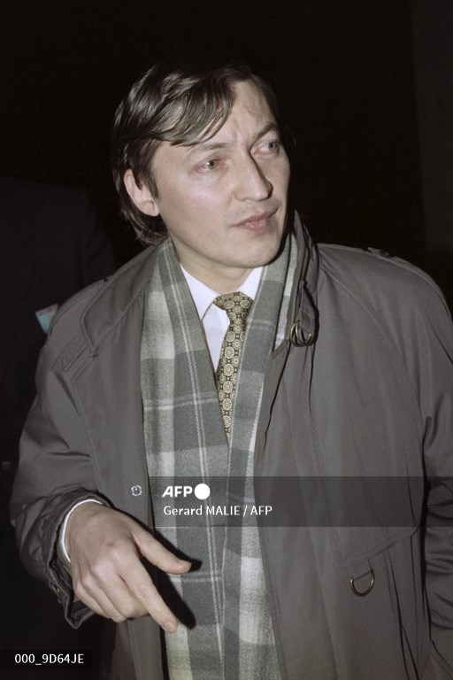 carpovmonoxide's tweet photo. kar’s geryish green outfit color code around the nineties (which matches his eye color :))) https://t.co/m1VPGsvOcX