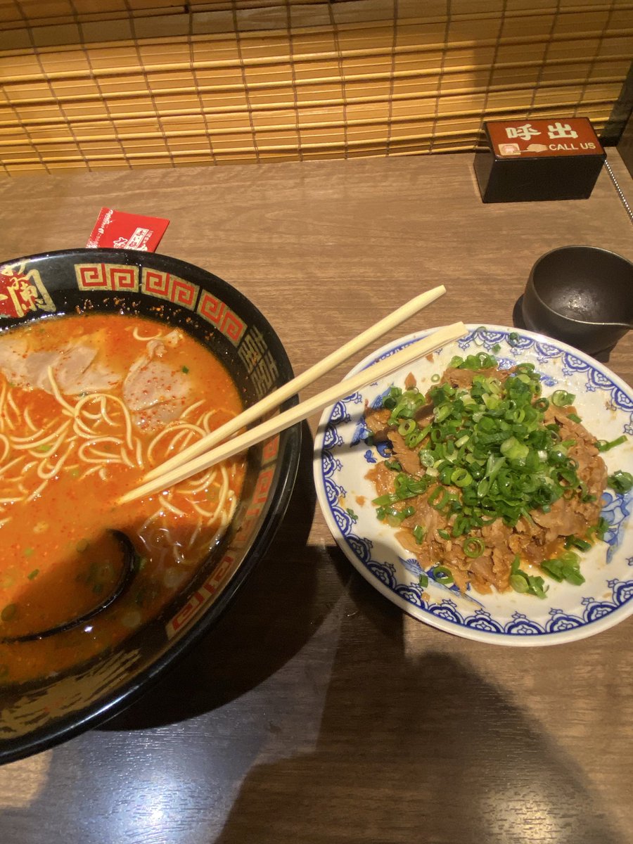 v4wdmy's tweet photo. 一蘭(汚い撮り方でなんかすまん)

焼豚皿を頼んでみた、美味しい！！
甘めの味付けで柔らかい肉、ラーメンに入れてもいい

オスカランの酸味、私は微妙
さほど主張してこないが存在感はある

濃い味・さっぱり・20辛・ニンニク1片
初のバリカタ、ハリガネってほどではないがいつもの超やわの方が好き https://t.co/iX6JEnPgsA