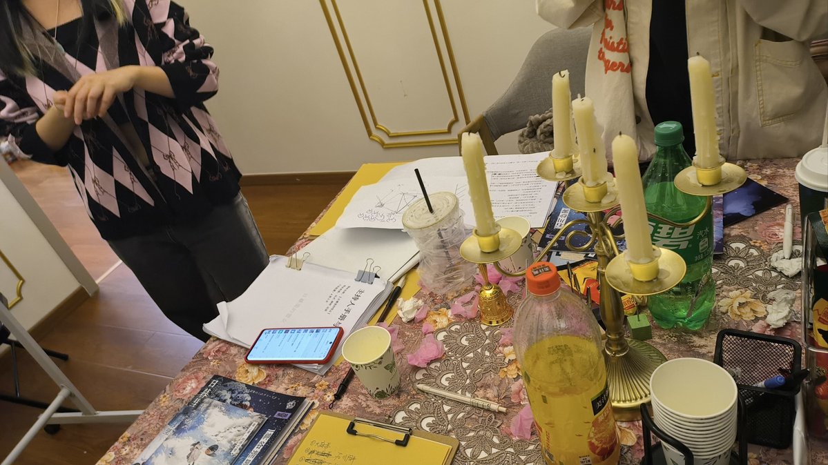 Jewersofw1's tweet photo. Viví una noche llena de intrigas con el mejor juego de asesinatos! Personajes increíbles, giros que te dejan sin aliento, 100% recomendado para amantes del misterio! https://t.co/mTBPtikE4l