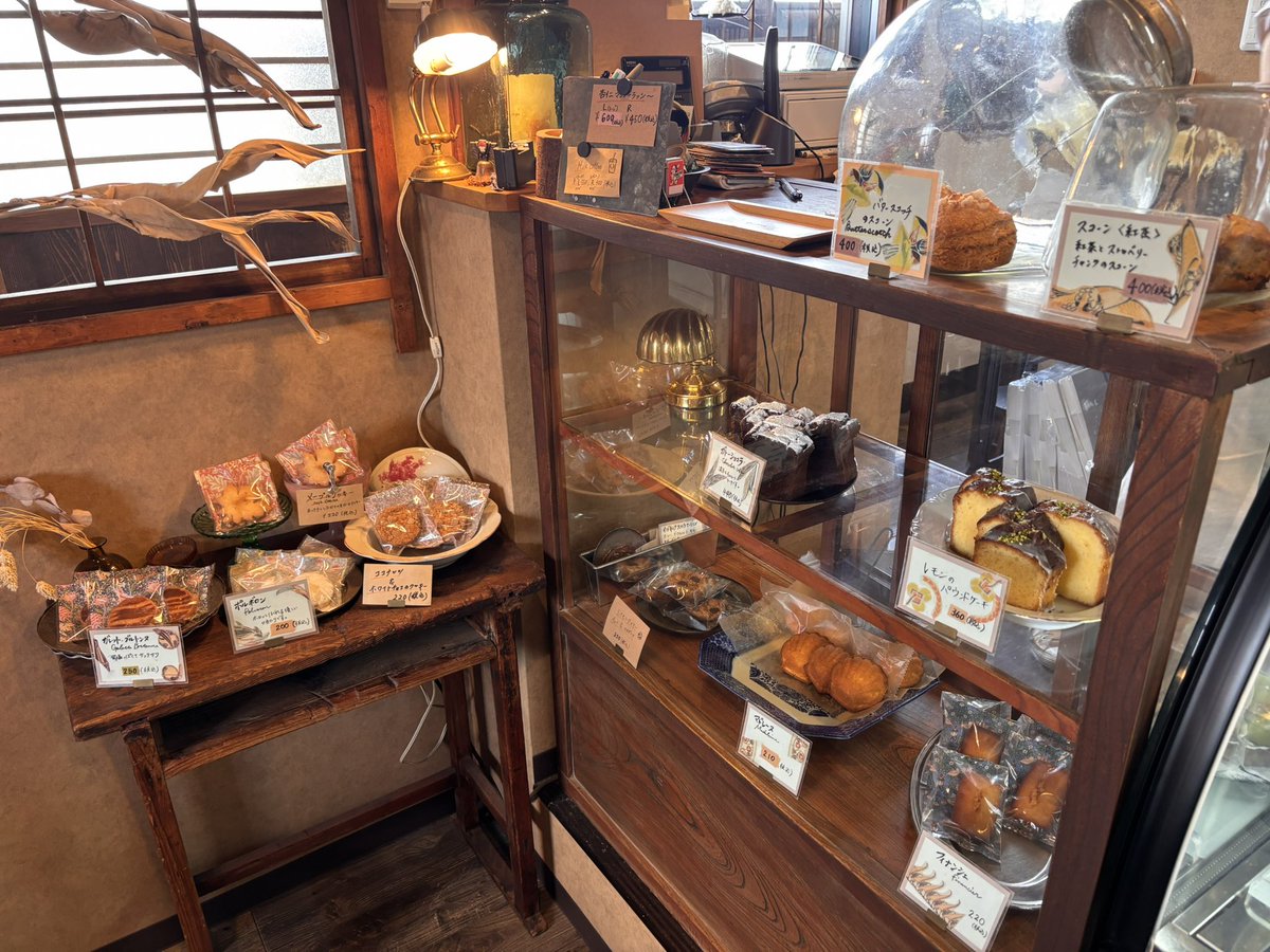 vikki0818's tweet photo. 初カリグラシさん

モンブランのタルト800円
スイートポテトタルト大学芋乗せ720円
ショートケーキタルト780円
ガトーショコラ440円
レモンケーキ360円

大きさにも値段にもびっくり❣️
焼き菓子も綺麗で美味しそうで、どれもお手軽価格✨
大きくてお腹いっぱい💕大人気なわけだ🥰 https://t.co/J5yfL2UAC8