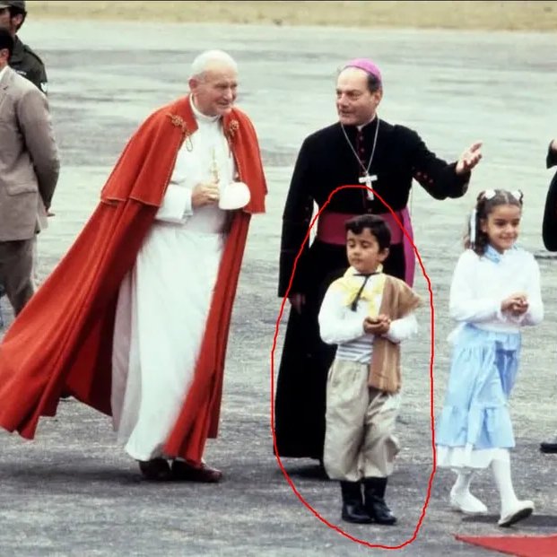 portalmvd's tweet photo. LA IGLESIA BUSCA AL “GAUCHITO” QUE ACOMPAÑÓ A JUAN PABLO II EN MELO EN 1988

La Conferencia Episcopal del Uruguay busca localizar al niño vestido de gaucho que apareció junto a Juan Pablo II durante su visita a Melo en 1988. Hoy tendría más de 40 años y se llamaría Juan Pablo.

Según La Red Independiente, se desconoce su apellido y algunos vecinos señalaron en redes que se habría radicado en Montevideo. La Iglesia sí conoce el paradero de la niña que aparece en la misma imagen, Celina Menéndez.

(+) en Montevideo Portal: https://t.co/lC0R0NHqKO

Foto: La Red Independiente