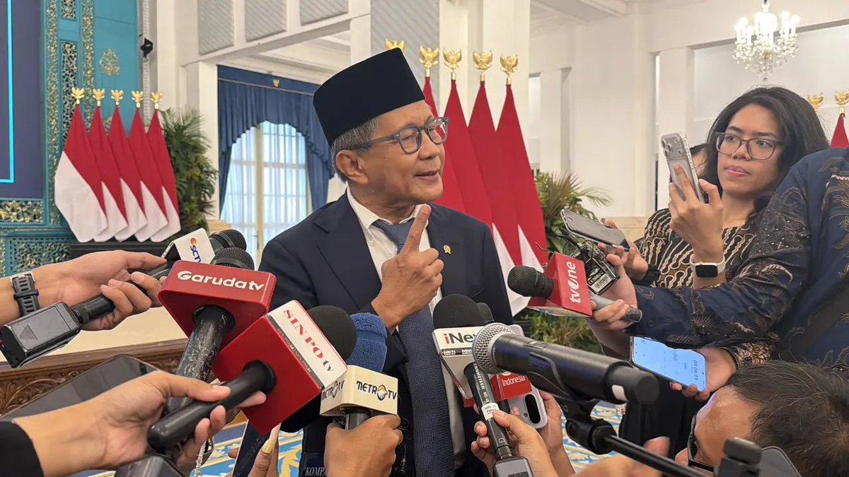 LambeSahamjja's tweet photo. rocky gerung janji tetap akan jadi manusia kritis 

dia bilang cuma pindah dari luar ke dalam pemerintahan
sikap dan pandangannya tetap sama, tetap "radical break"

dia gak punya alasan buat nolak tawaran jadi wantimpres

tapi ada bedanya, "kritis" bukan "kritik"

menurut dia, tugas wantimpres itu kritis terhadap kebijakan, bukan mengkritik

kritis artinya menimbang sisi baik dan buruk sebuah kebijakan

wantimpres kasih pertimbangan, keputusan akhirnya tetap di tangan presiden

wantimpres juga pantau situasi politik dan budaya, serta lihat dampak buruk kebijakan

katanya wantimpres bukan buat jawab pertanyaan harian, tapi ambil jarak dan lihat gambaran besar