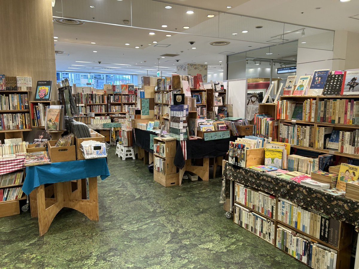 TOKYOBOOKPARK's tweet photo. 並びました✨
いつも通り、いやいつも以上に？たくさんの本と紙ものと雑貨がつまった楽しい会場になりました！
補充商品も連日追加される古本市です。
会期中は何度でもお越しくださいませ🙇
16日間、よろしくお願いします！

◼︎ひばりが丘の古本市◼︎
10月3日(土)〜18日(日)
ひばりが丘パルコ 1階 https://t.co/B9ilv49YlE