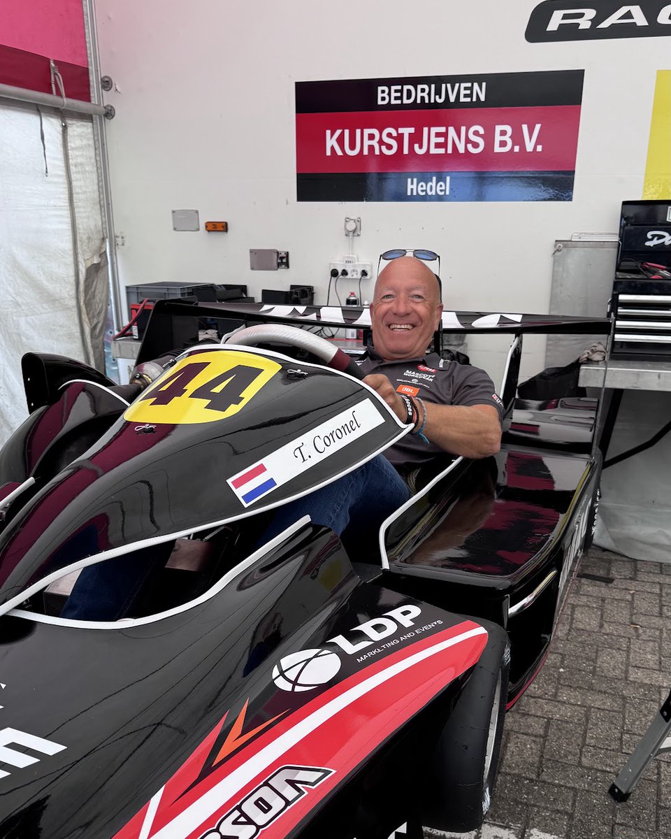 TimCoronel's tweet photo. Rijtip: de meeste mensen zitten te ver van het stuur. ๐
Strek je arm, leg je pols bovenop het stuur. Kom je er net bij? Dan zit je goed.
Zit jij goed? ๐ #rijtip https://t.co/sOj6wW2lI9