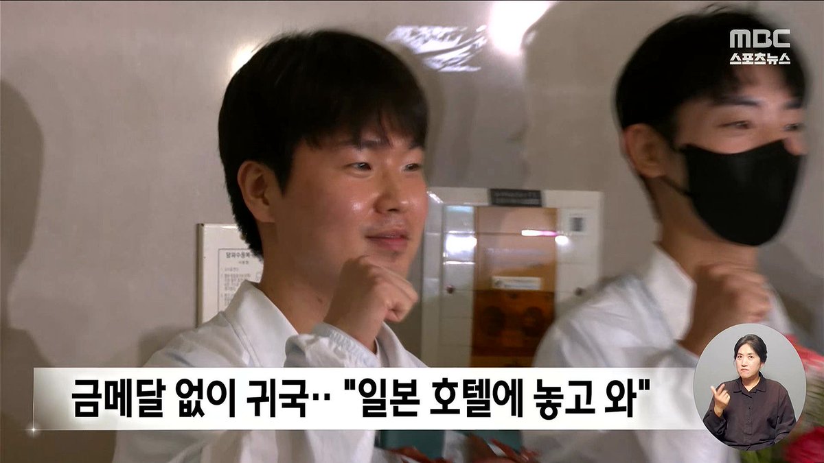 woochick2's tweet photo. 금메달을 현지에 두고 오는 메달리스트
86아시안게임 이후로 처음 봄.
진짜 사모님한테 총맞아야 할 거 같다 <--

. https://t.co/pJC3olLHAS