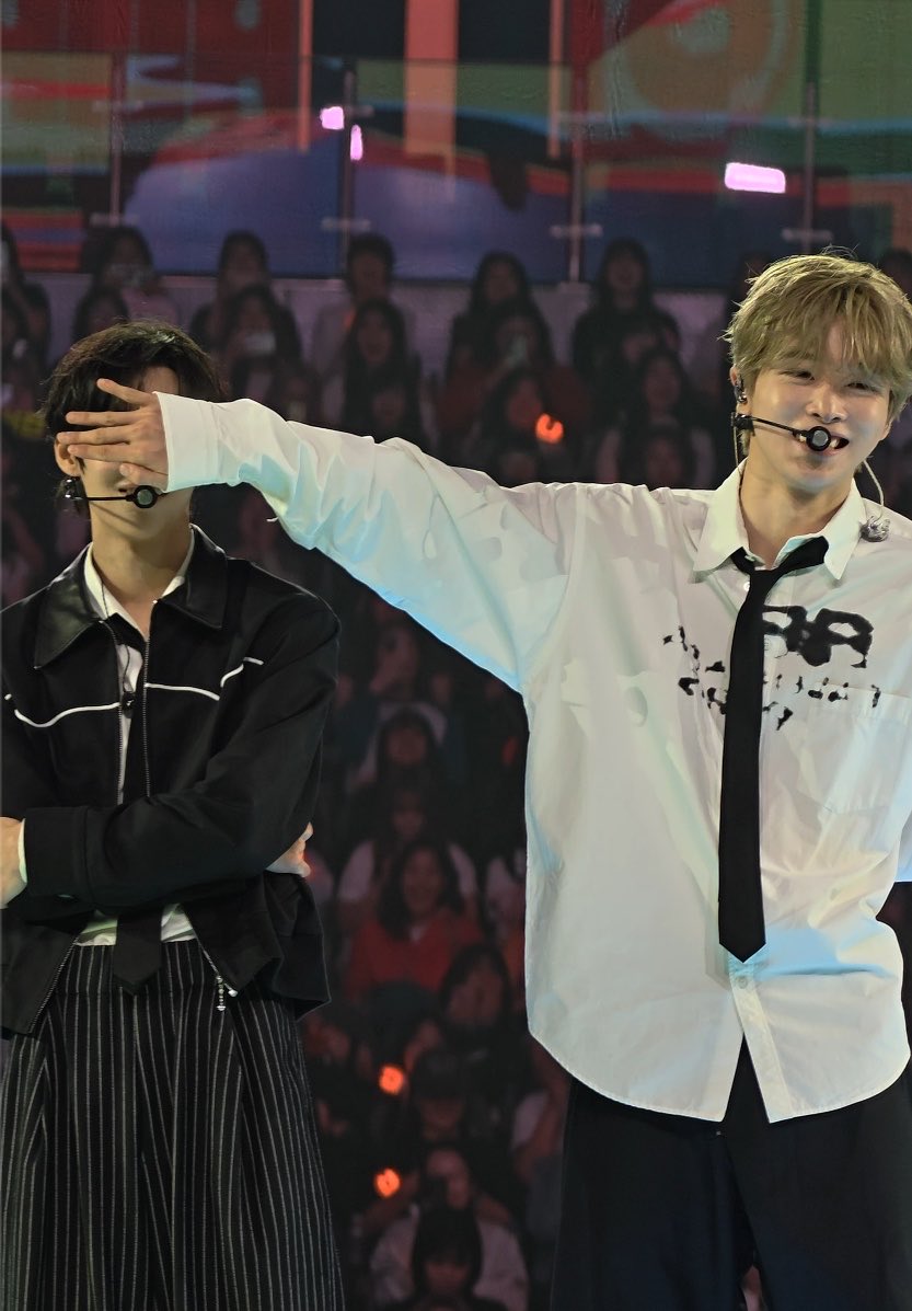 v6s3k's tweet photo. 우리 18살에 만났는데 벌써 25살이야~

260913 #성찬 #원빈 #순정즈 https://t.co/Ci5ihgNFgG