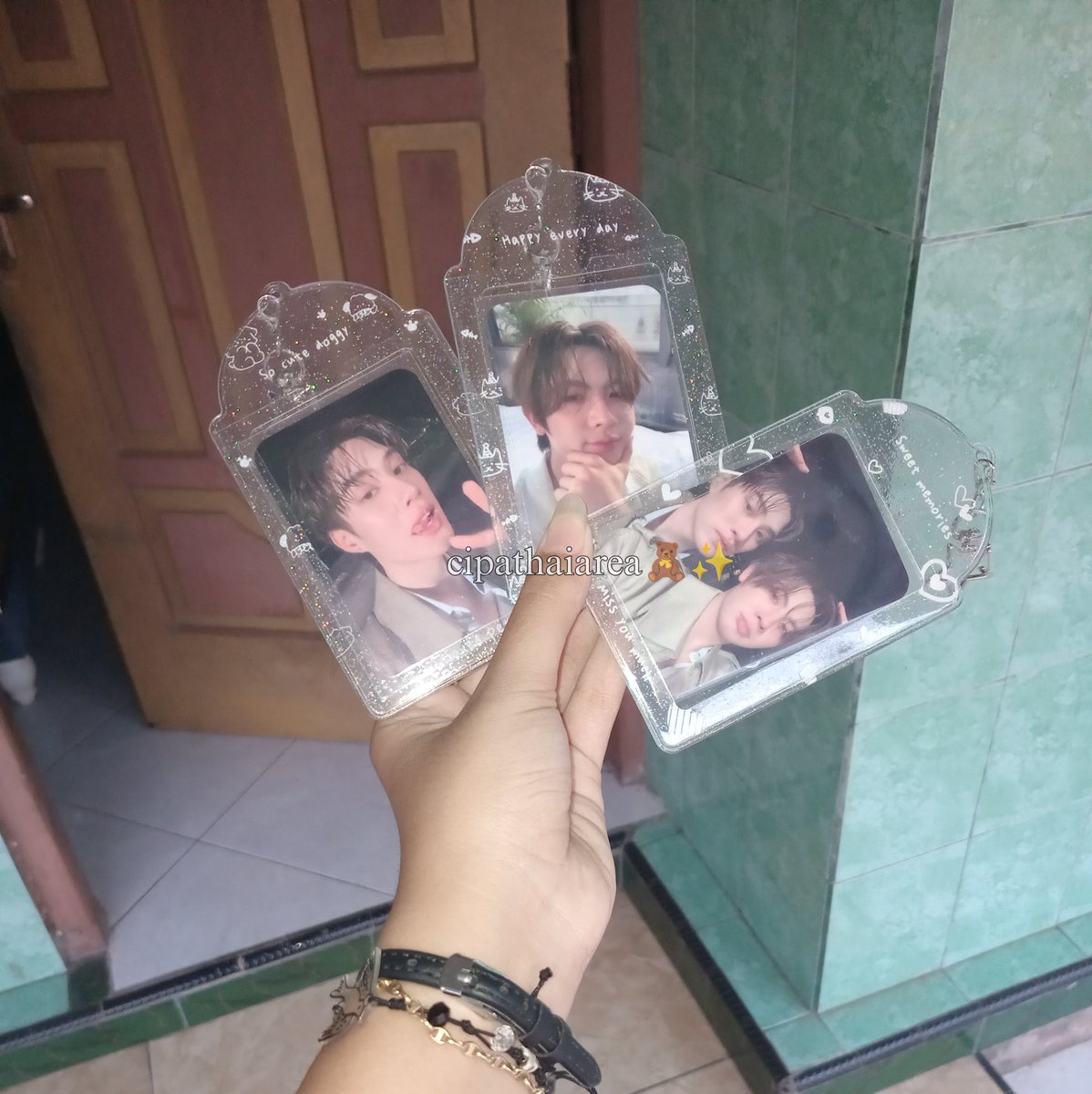 cipathaiarea's tweet photo. happy mail's🧸🌷✨️

omg happy mak, in 6 years of being a raikantopeni/thaientu, the TleFirstone photocard is my first official photocard!🥹💗🫰🏻, thank u kak @LITTLEW0M3N pc TFO nya dh smpe dngn selamat🫶🏻, DMD pelit bgt dh masa pc paewnya 1 doang☹️
#TleFirstone #WhenItRains https://t.co/WMYiXURTzO