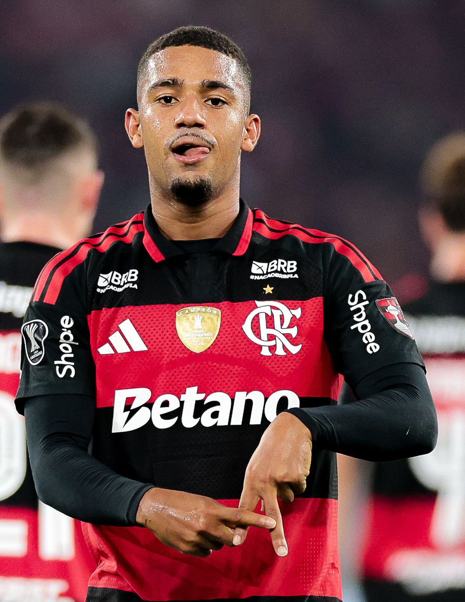 futebol_info's tweet photo. ⚠️ Paquetá? Samuel Lino? Flamengo estuda vender caso situação das bets chegue ao pior cenário.

O Rubro-Negro debate como reagir caso a proibição continue em 2027. No pior cenário, a diretoria considera vender jogadores, e Paquetá e Samuel Lino são avaliados como os atletas com maior potencial de gerar recursos.

Lino é apontado como quem poderia render mais dinheiro em 2027. O Fla pagou 25 milhões de euros (R$ 160 milhões) ao Atlético de Madrid, quitou uma parcela em 2025 e ainda tem outras duas até 2027.

Paquetá foi comprado por € 42 milhões (R$ 252 milhões), e metade do valor ainda será paga ao West Ham até 2027.

Plata também pode ser vendido.

• JOIA NA FILA
Entre os formados na base, Everton Araújo é quem tem mais chance de ser negociado primeiro. A saída, que poderia ter acontecido em 2026, foi adiada porque o volante está lesionado e sem atuar.

• PARCELAS PENDENTES
As preocupações vão além do dinheiro investido em Paquetá. A diretoria conta com parcelas da patrocinadora máster em 2027 e 2028 para pagar compras de Paquetá, Plata, Emerson Royal, Samuel Lino, Joaquín Freitas e Anthony Valencia. 

Cerca de R$ 40 milhões anuais do patrocinador seriam usados para isso. O patrocínio prevê R$ 268 milhões por ano.

Além de pagar contas, o Flamengo entende que o dinheiro do patrocínio ainda permitiria contratação de mais reforços.

🗞️ @OGlobo_Esportes | @diogodantas 
📸 Adriano Fontes/CRF | Gilvan de Souza/CRF