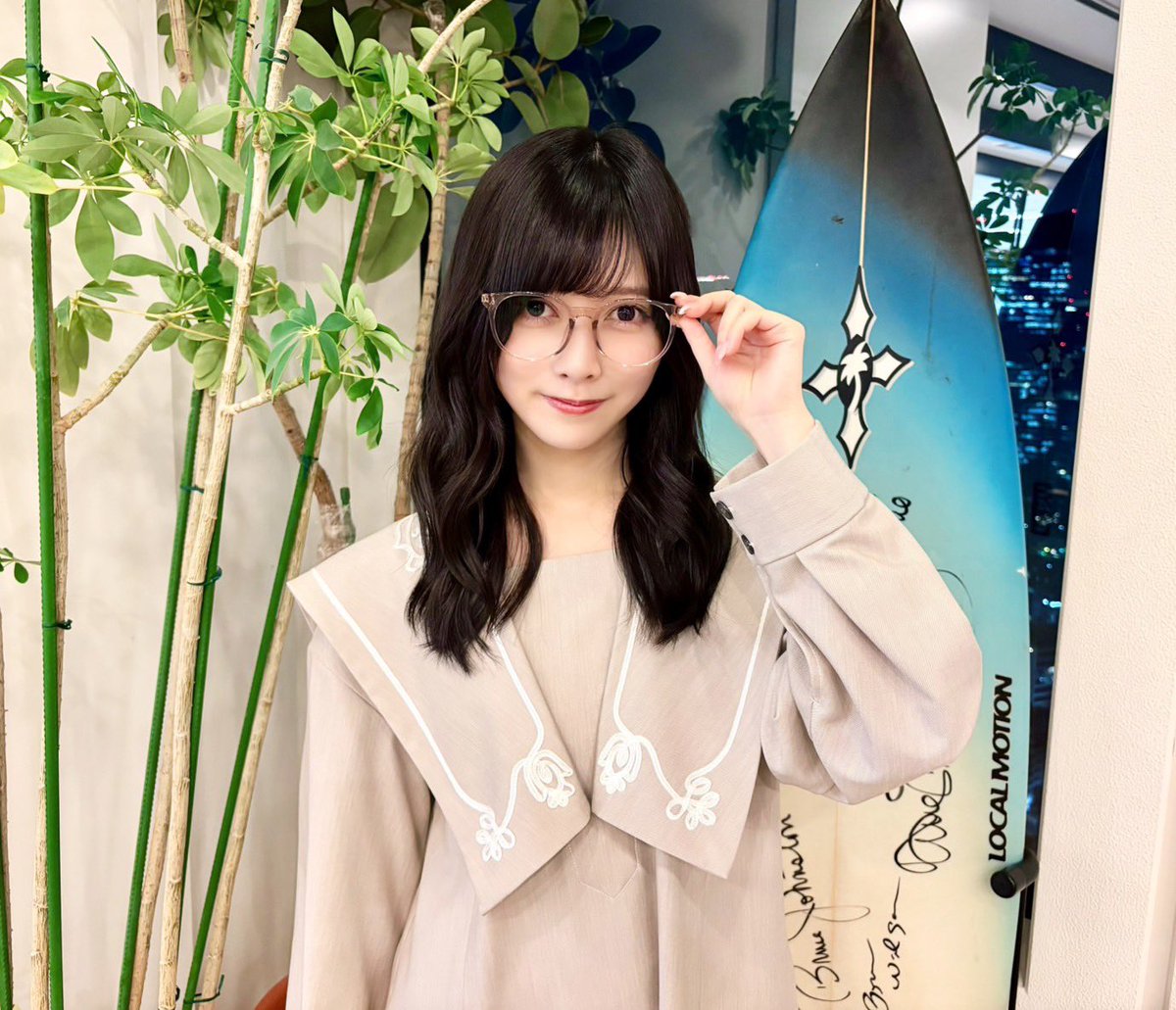 nogizaka46's tweet photo. 本日、10月2日(金)21:30頃から、
J-WAVE「SYNCREATE（THE REVERSE）」に #池田瑛紗 が出演します🌳👓

みなさま、ぜひお聴きください📖

https://t.co/eaJNhL6GCs

#sc813
#乃木坂46 https://t.co/HleJeYA4WW