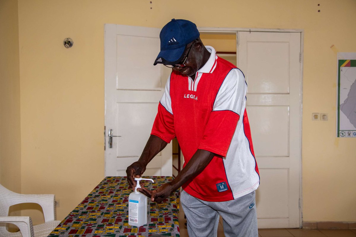 UNICEFcongoBZV's tweet photo. In Gamboma, the vigilance of a surveillance officer led to the early detection of the first cholera cases. Thanks to the availability of rapid diagnostic tests and medicines, health teams were able to respond swiftly and help save lives.
Read his story: https://t.co/nFgbVvTMil https://t.co/GXJE8EPBXp