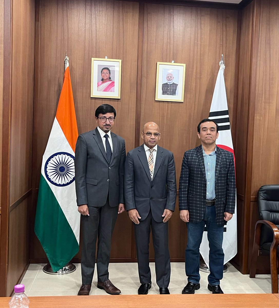 IndiainROK's tweet photo. Embassy welcomed Dr. Sharanaprakash Rudrappa Patil, Hon’ble Minister for Skill Development, Entrepreneurship & Livelihood, Government of Karnataka and his delegation on their visit to ROK to explore cooperation in skill development.

Hon’ble Minister also interacted with members of the Indian diaspora.

우리 대사관은 직업능력 개발 관련 협력 기회를 모색하기 위해 한국을 찾은 샤라나프라카쉬 루드라파 파틸 카르나타카주 직업능력개발•창업•민생부 장관과 사절단을 환영하였습니다.

파틸 장관은 재한 인도 교민과도 소통하였습니다.

@MEAIndia @IndianDiplomacy @PIB_India @PIBBengaluru @Dasspake