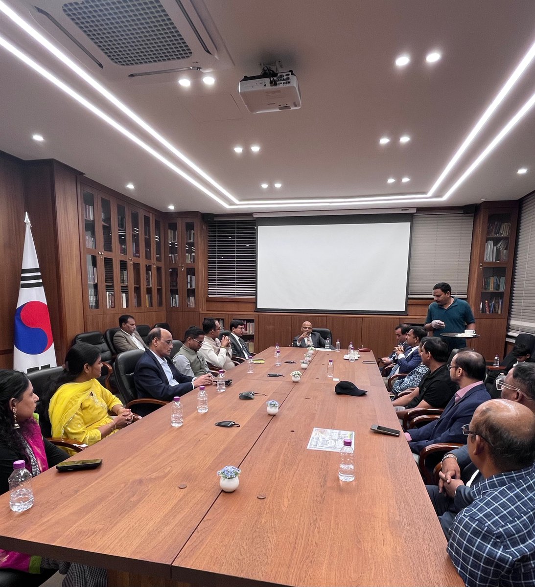 IndiainROK's tweet photo. Embassy welcomed Dr. Sharanaprakash Rudrappa Patil, Hon’ble Minister for Skill Development, Entrepreneurship & Livelihood, Government of Karnataka and his delegation on their visit to ROK to explore cooperation in skill development.

Hon’ble Minister also interacted with members of the Indian diaspora.

우리 대사관은 직업능력 개발 관련 협력 기회를 모색하기 위해 한국을 찾은 샤라나프라카쉬 루드라파 파틸 카르나타카주 직업능력개발•창업•민생부 장관과 사절단을 환영하였습니다.

파틸 장관은 재한 인도 교민과도 소통하였습니다.

@MEAIndia @IndianDiplomacy @PIB_India @PIBBengaluru @Dasspake