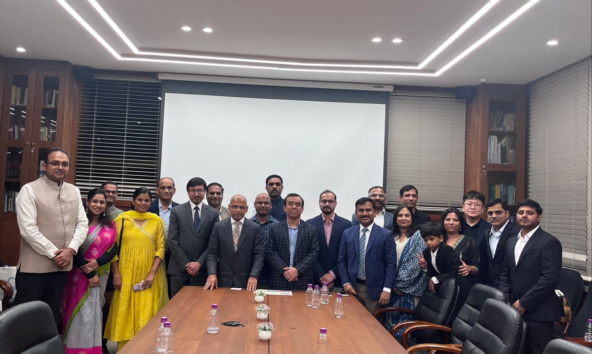IndiainROK's tweet photo. Embassy welcomed Dr. Sharanaprakash Rudrappa Patil, Hon’ble Minister for Skill Development, Entrepreneurship & Livelihood, Government of Karnataka and his delegation on their visit to ROK to explore cooperation in skill development.

Hon’ble Minister also interacted with members of the Indian diaspora.

우리 대사관은 직업능력 개발 관련 협력 기회를 모색하기 위해 한국을 찾은 샤라나프라카쉬 루드라파 파틸 카르나타카주 직업능력개발•창업•민생부 장관과 사절단을 환영하였습니다.

파틸 장관은 재한 인도 교민과도 소통하였습니다.

@MEAIndia @IndianDiplomacy @PIB_India @PIBBengaluru @Dasspake